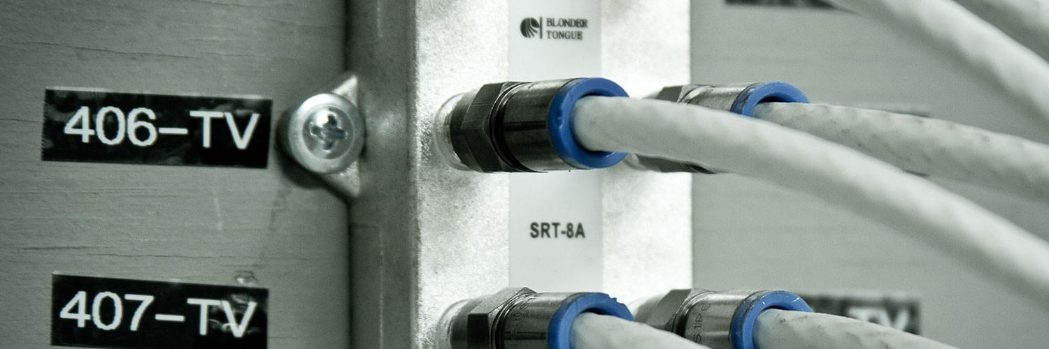 TV-antennikaapeleita liitettynä seinälle kiinnitettyyn suuntakytkimeen