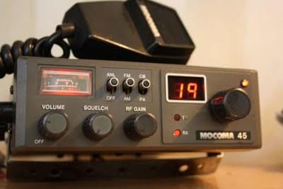 Mocoma 45 LA-puhelin ja vakiomikrofoni